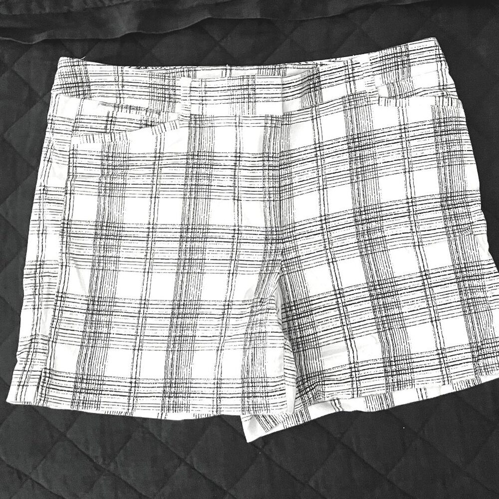 White House Black Market Size 6 Cotton Shorts Black and White Checked